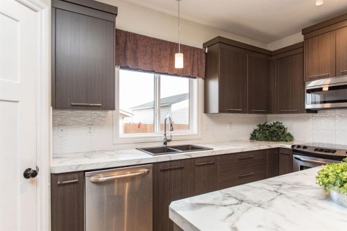 178 Truant Crescent, Red Deer, AB - Indoor Photo Showing Kitchen With Stainless Steel Kitchen With Double Sink With Upgraded Kitchen