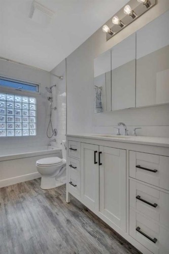 5432 46 Avenue, Lacombe, AB - Indoor Photo Showing Bathroom