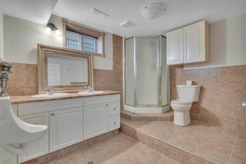 5432 46 Avenue, Lacombe, AB - Indoor Photo Showing Bathroom