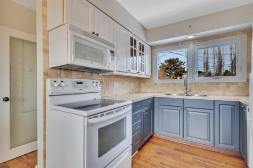 5432 46 Avenue, Lacombe, AB - Indoor Photo Showing Kitchen With Double Sink