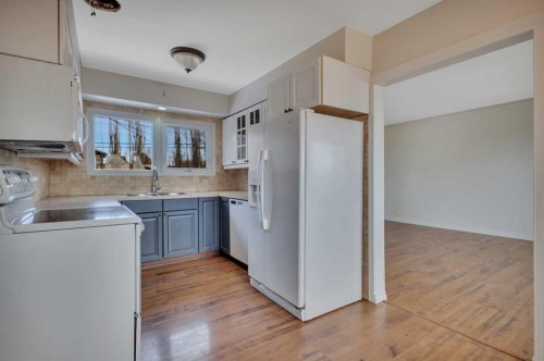 5432 46 Avenue, Lacombe, AB - Indoor Photo Showing Kitchen