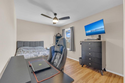 56 Wilkinson Circle, Sylvan Lake, AB - Indoor Photo Showing Bedroom