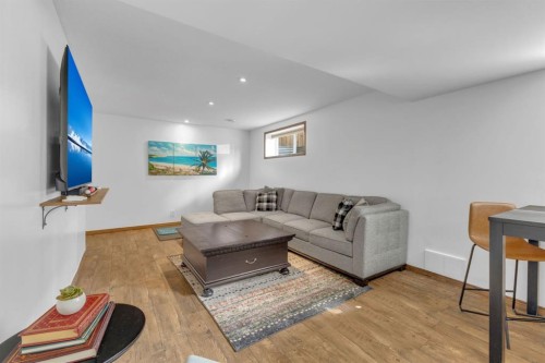56 Wilkinson Circle, Sylvan Lake, AB - Indoor Photo Showing Living Room