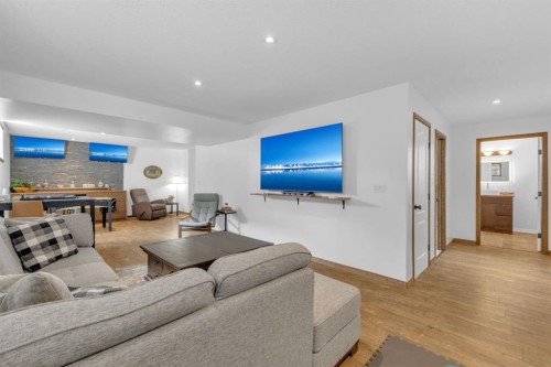 56 Wilkinson Circle, Sylvan Lake, AB - Indoor Photo Showing Living Room