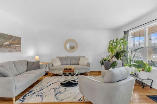 56 Wilkinson Circle, Sylvan Lake, AB - Indoor Photo Showing Living Room