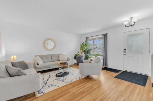 56 Wilkinson Circle, Sylvan Lake, AB - Indoor Photo Showing Living Room