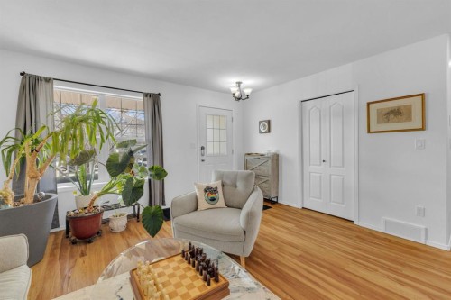 56 Wilkinson Circle, Sylvan Lake, AB - Indoor Photo Showing Living Room