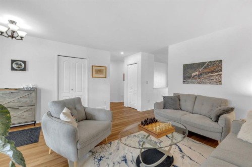 56 Wilkinson Circle, Sylvan Lake, AB - Indoor Photo Showing Living Room