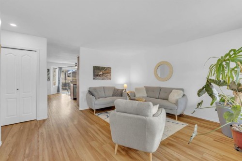 56 Wilkinson Circle, Sylvan Lake, AB - Indoor Photo Showing Living Room