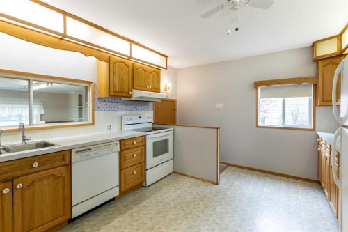 4108 49A Avenue, Innisfail, AB - Indoor Photo Showing Kitchen