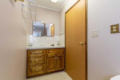 4108 49A Avenue, Innisfail, AB - Indoor Photo Showing Bathroom