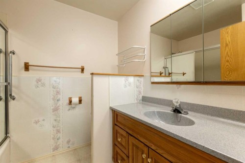 4108 49A Avenue, Innisfail, AB - Indoor Photo Showing Bathroom