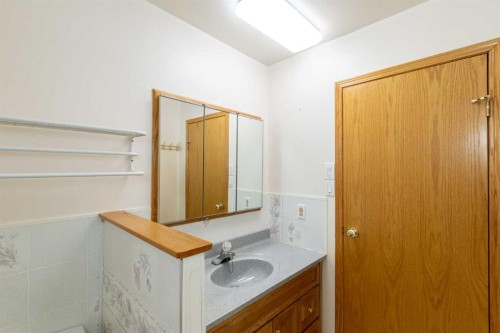 4108 49A Avenue, Innisfail, AB - Indoor Photo Showing Bathroom