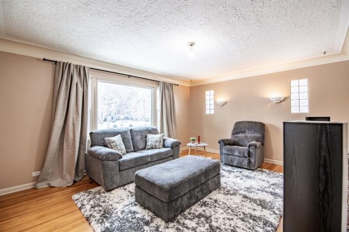 3505 45 Avenue, Red Deer, AB - Indoor Photo Showing Living Room