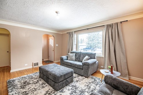 3505 45 Avenue, Red Deer, AB - Indoor Photo Showing Living Room