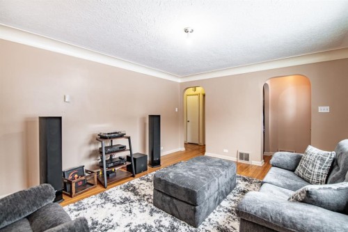 3505 45 Avenue, Red Deer, AB - Indoor Photo Showing Living Room