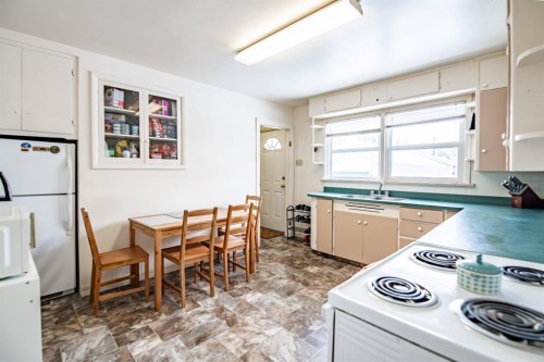 3505 45 Avenue, Red Deer, AB - Indoor Photo Showing Kitchen