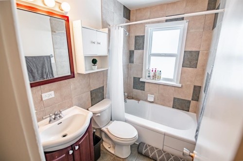 3505 45 Avenue, Red Deer, AB - Indoor Photo Showing Bathroom