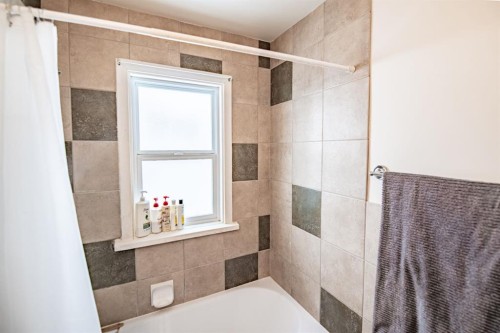 3505 45 Avenue, Red Deer, AB - Indoor Photo Showing Bathroom