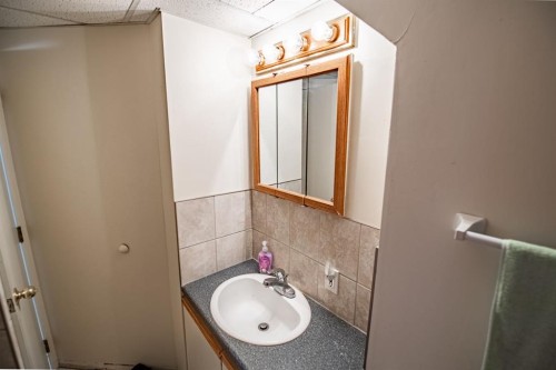 3505 45 Avenue, Red Deer, AB - Indoor Photo Showing Bathroom