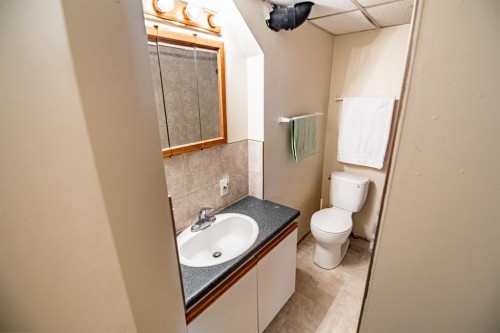 3505 45 Avenue, Red Deer, AB - Indoor Photo Showing Bathroom