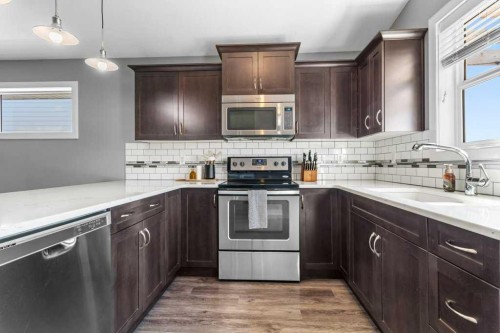 30 Brookstone Drive, Sylvan Lake, AB - Indoor Photo Showing Kitchen With Upgraded Kitchen