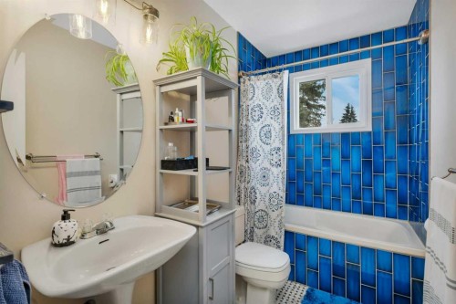 6749 59 Avenue, Red Deer, AB - Indoor Photo Showing Bathroom