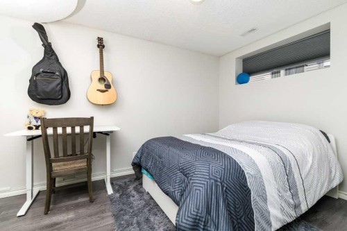 134 Langford Crescent, Red Deer, AB - Indoor Photo Showing Bedroom