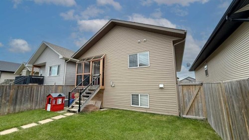 82 Harvest Close, Penhold, AB - Outdoor