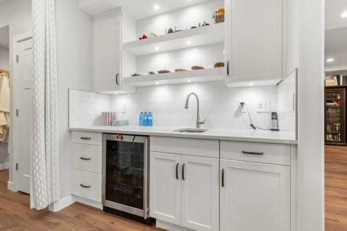 41 Cole Way, Sylvan Lake, AB - Indoor Photo Showing Kitchen With Upgraded Kitchen