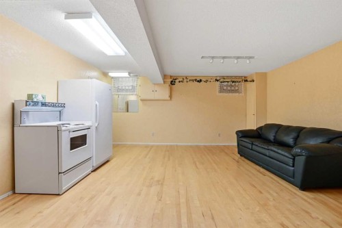 3919 43 Avenue, Red Deer, AB - Indoor Photo Showing Kitchen