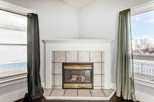 5017 54 Ave, Ponoka, AB - Indoor With Fireplace