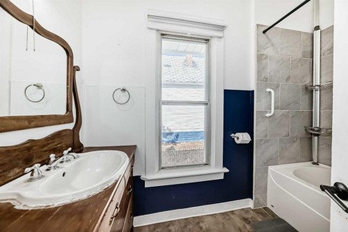 5017 54 Ave, Ponoka, AB - Indoor Photo Showing Bathroom