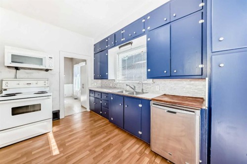 5017 54 Ave, Ponoka, AB - Indoor Photo Showing Kitchen With Double Sink