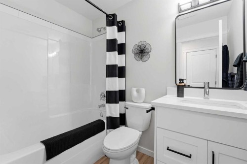 78 Parlby Crescent, Lacombe, AB - Indoor Photo Showing Bathroom