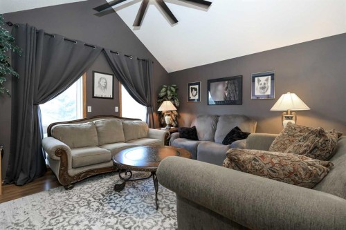 25 Kee Close, Red Deer, AB - Indoor Photo Showing Living Room