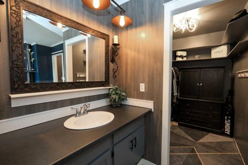 25 Kee Close, Red Deer, AB - Indoor Photo Showing Bathroom