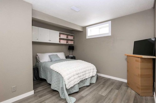 25 Kee Close, Red Deer, AB - Indoor Photo Showing Bedroom