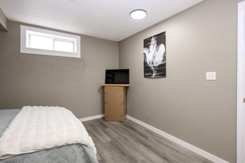 25 Kee Close, Red Deer, AB - Indoor Photo Showing Bedroom