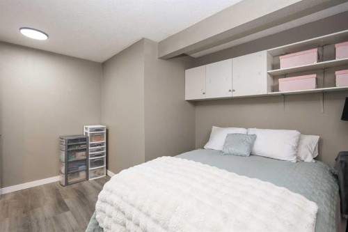 25 Kee Close, Red Deer, AB - Indoor Photo Showing Bedroom