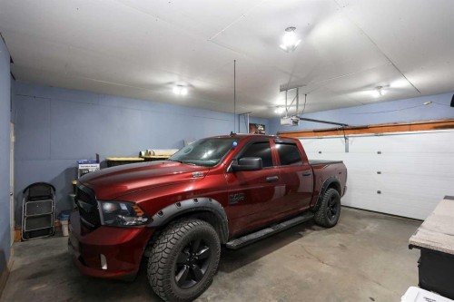 25 Kee Close, Red Deer, AB - Indoor Photo Showing Garage