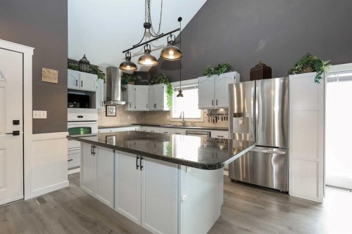 25 Kee Close, Red Deer, AB - Indoor Photo Showing Kitchen
