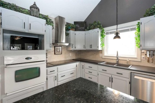 25 Kee Close, Red Deer, AB - Indoor Photo Showing Kitchen With Double Sink