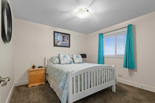 25 Leaside Crescent, Sylvan Lake, AB - Indoor Photo Showing Bedroom