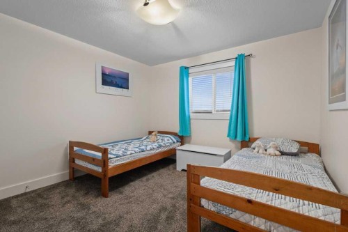 25 Leaside Crescent, Sylvan Lake, AB - Indoor Photo Showing Bedroom