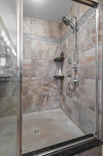 25 Leaside Crescent, Sylvan Lake, AB - Indoor Photo Showing Bathroom