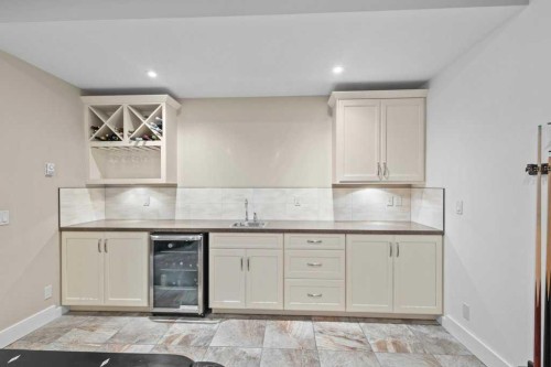 25 Leaside Crescent, Sylvan Lake, AB - Indoor Photo Showing Kitchen