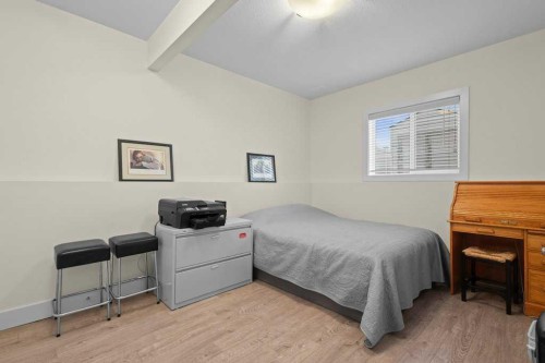 25 Leaside Crescent, Sylvan Lake, AB - Indoor Photo Showing Bedroom