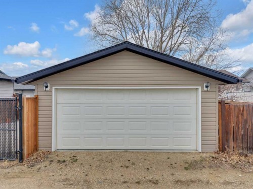 26 Mckinlay Crescent, Lacombe, AB - Outdoor