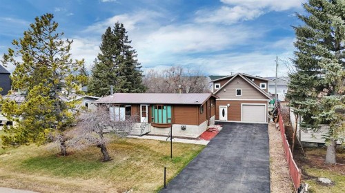 5228 50B Avenue  Sylvan Lake, AB T4S 1E4